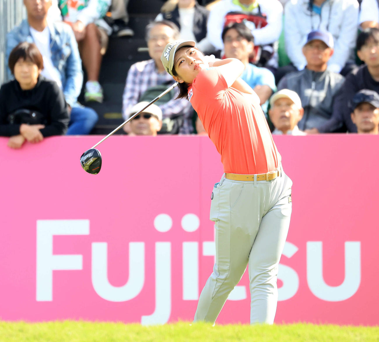 1番、ティーショットを放つ桜井（撮影・浅見桂子）