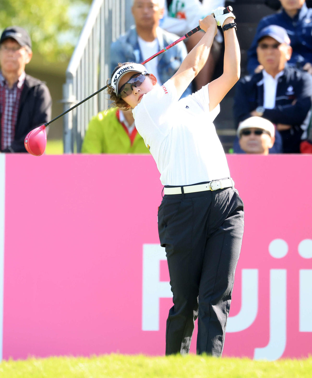 1番、ティーショットを放つ岩井千（撮影・浅見桂子）
