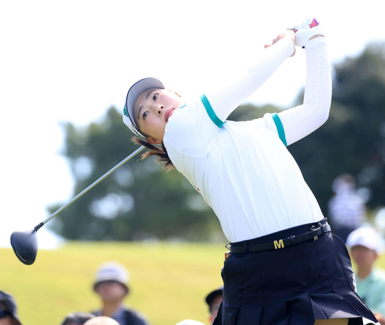 6番、ティーショットを放つ竹田（撮影・浅見桂子）