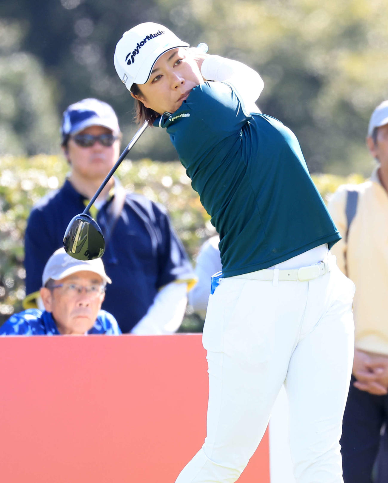 10番、ティーショットを放つ岡山（撮影・浅見桂子）
