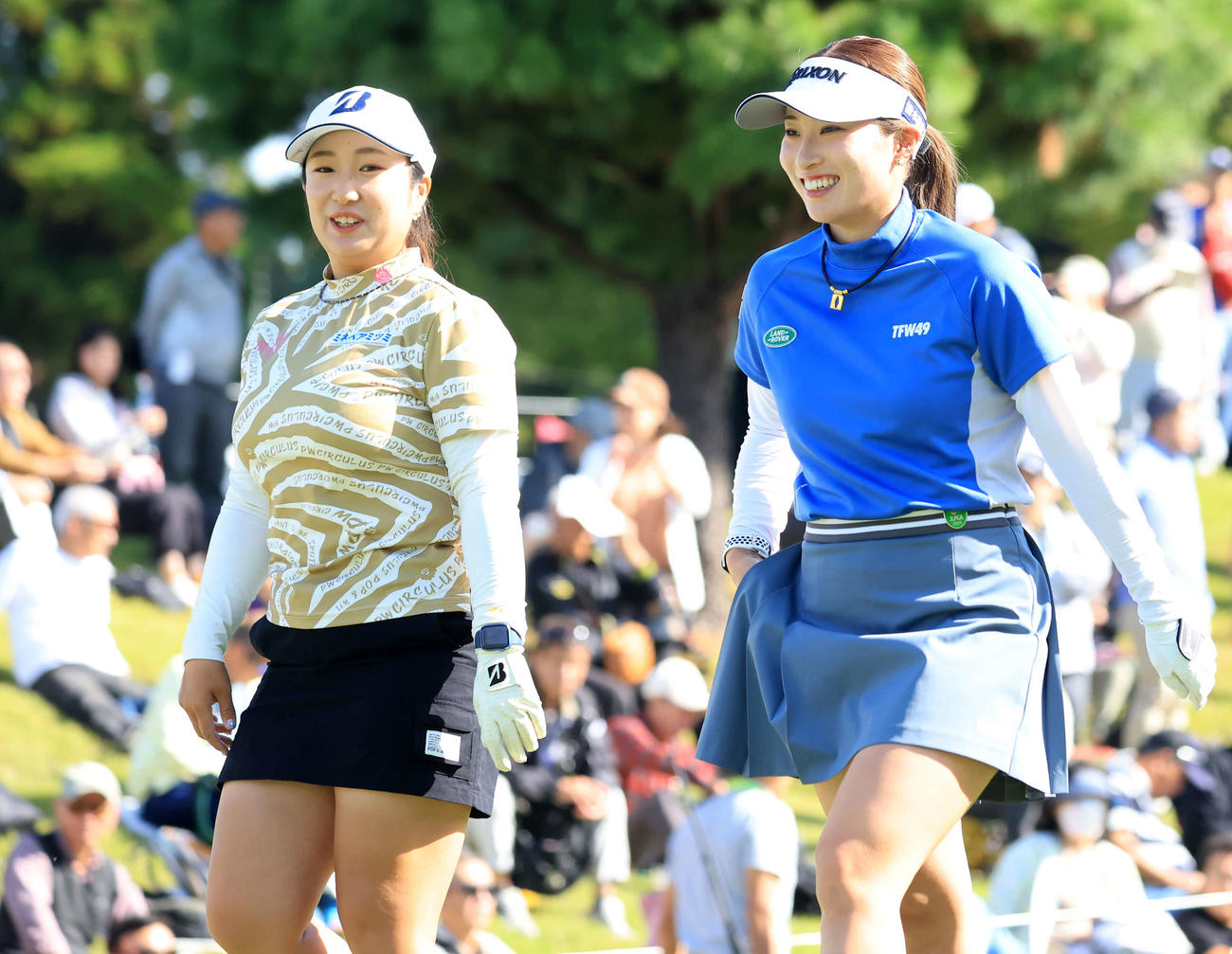 1番、笑顔で歩き出す阿部（左）と渋沢（撮影・浅見桂子）