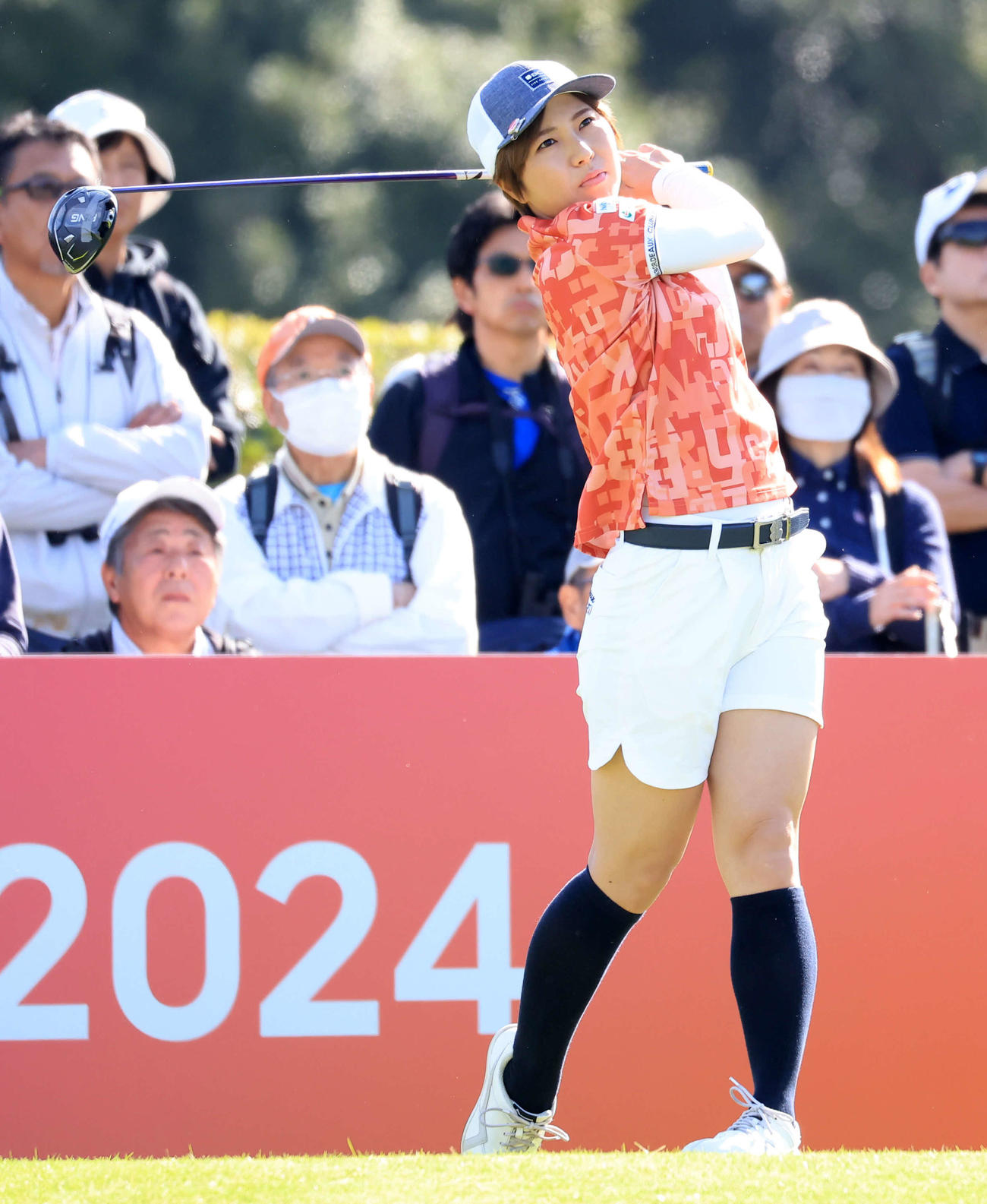 10番、ティーショットを放つ小野（撮影・浅見桂子）