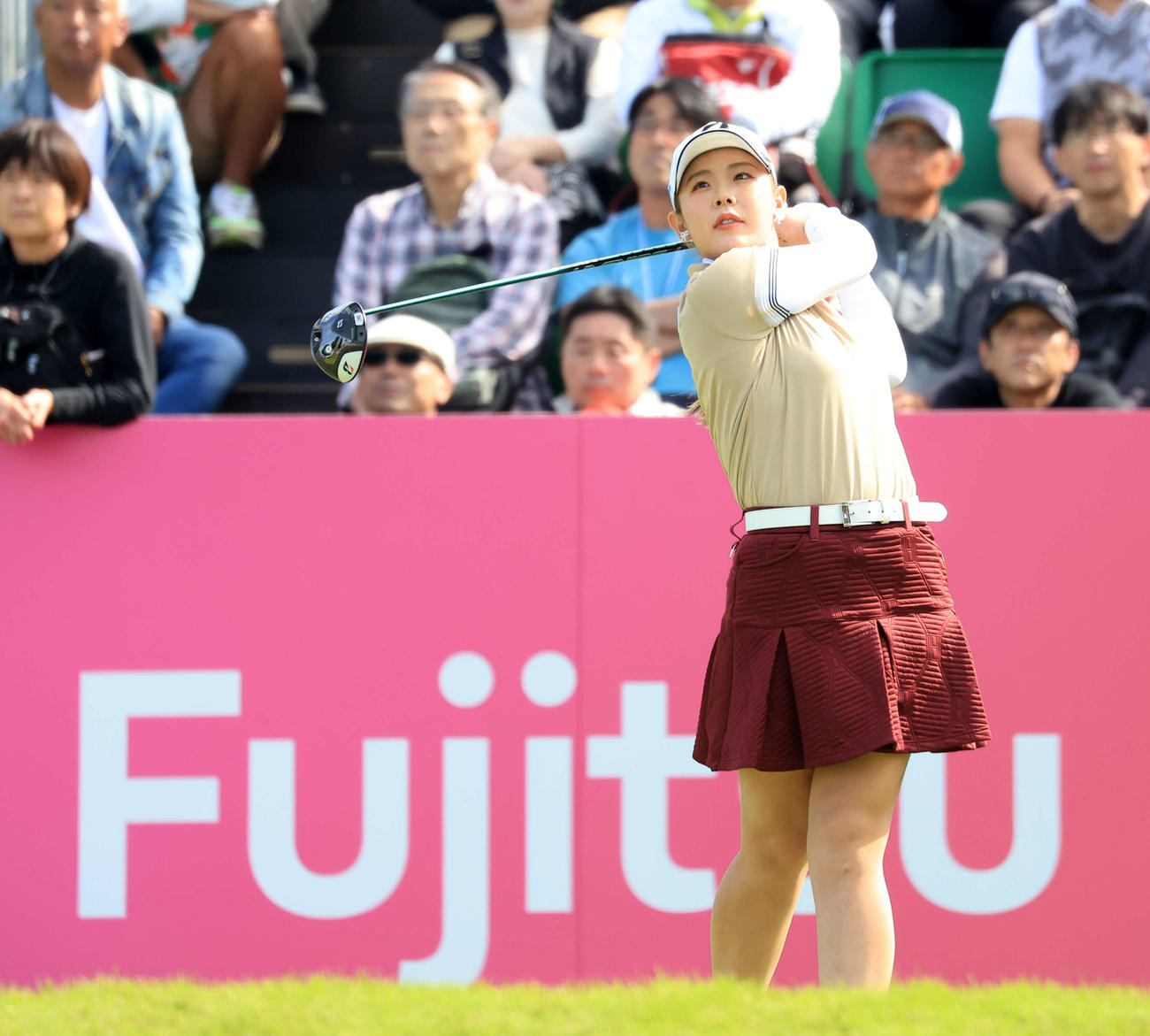 1番、ティーショットを放つ吉田（撮影・浅見桂子）