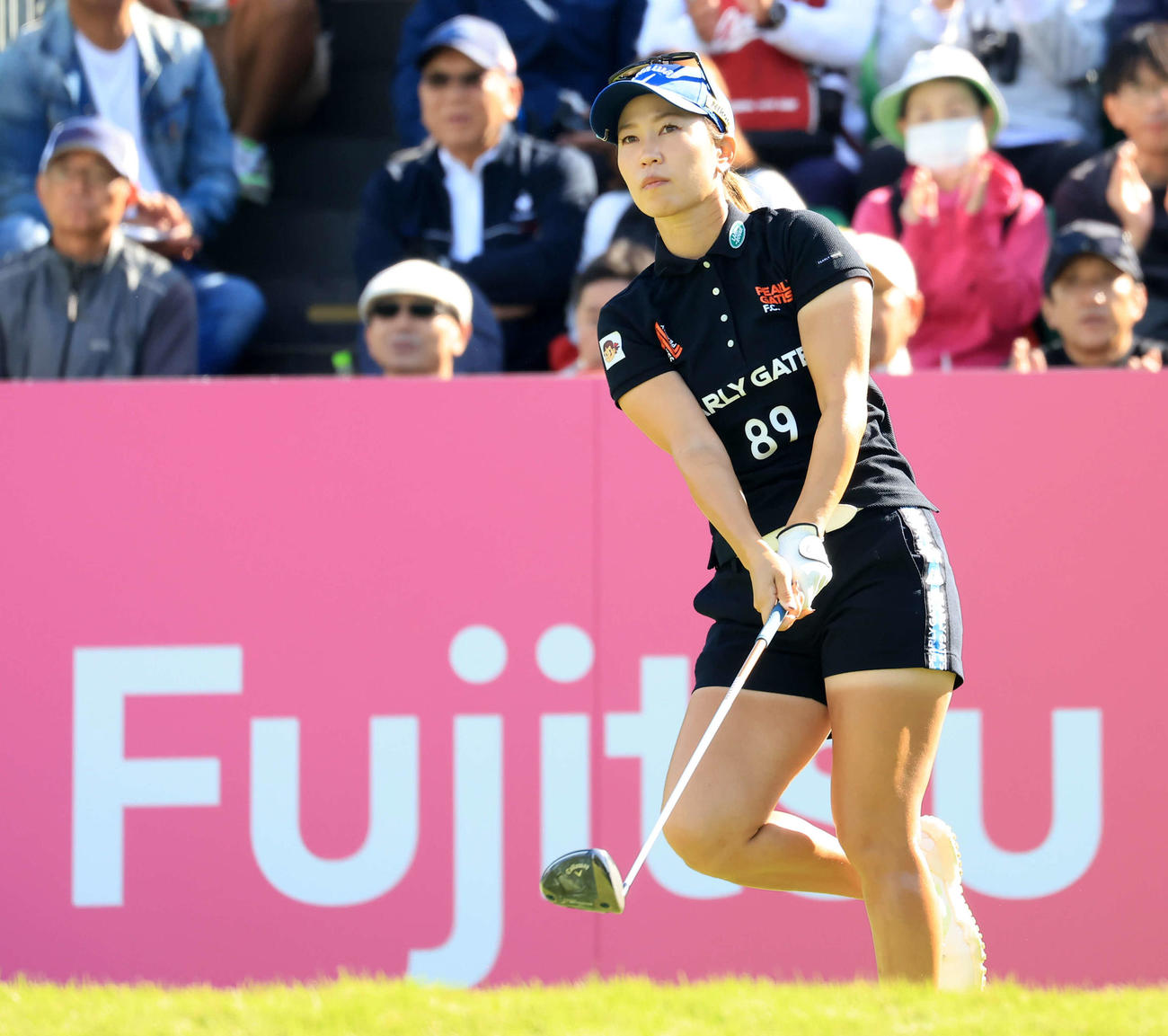 1番、ティーショットを放つ上田（撮影・浅見桂子）
