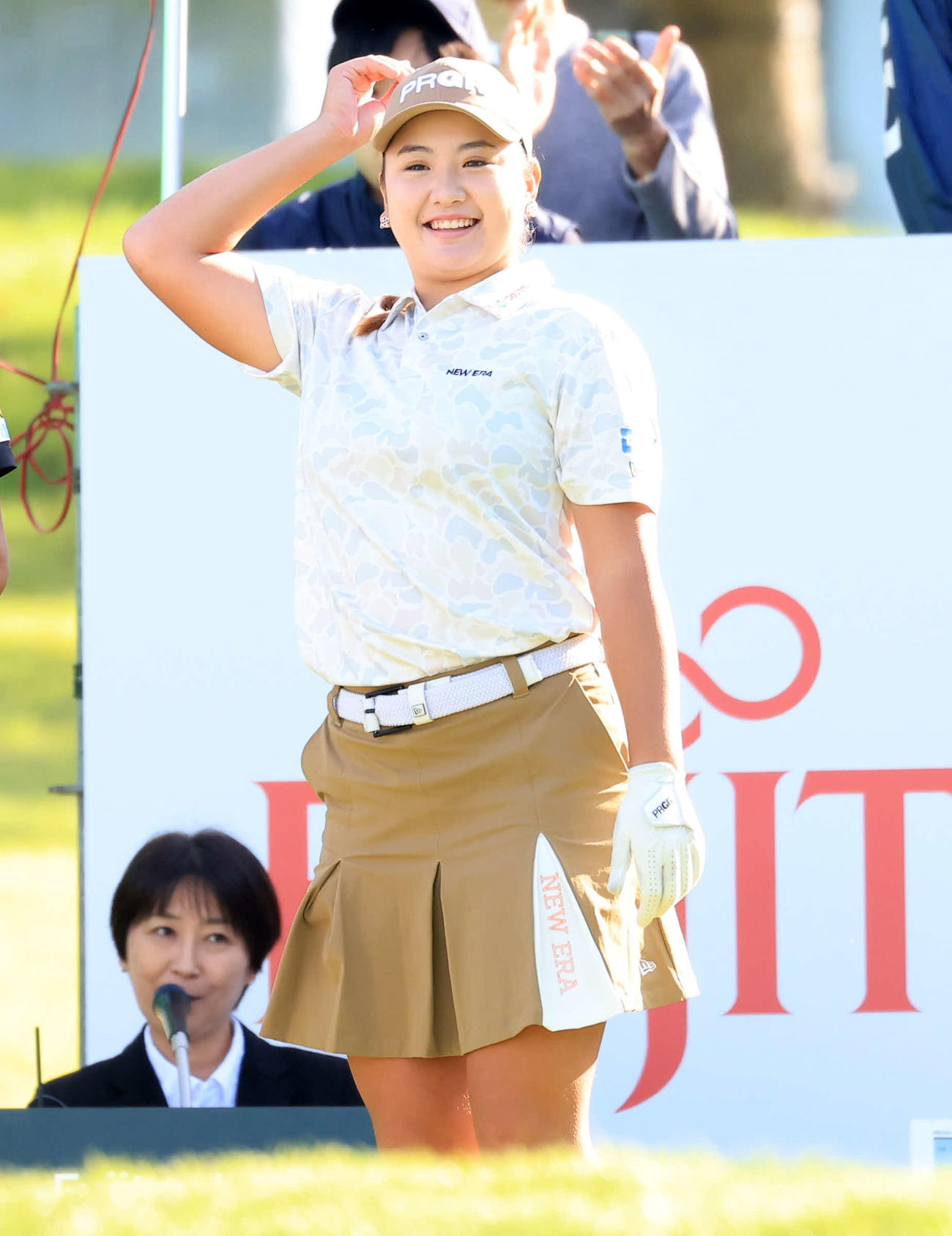 1番、ティーショットを放ち笑顔の小林夢（撮影・浅見桂子）