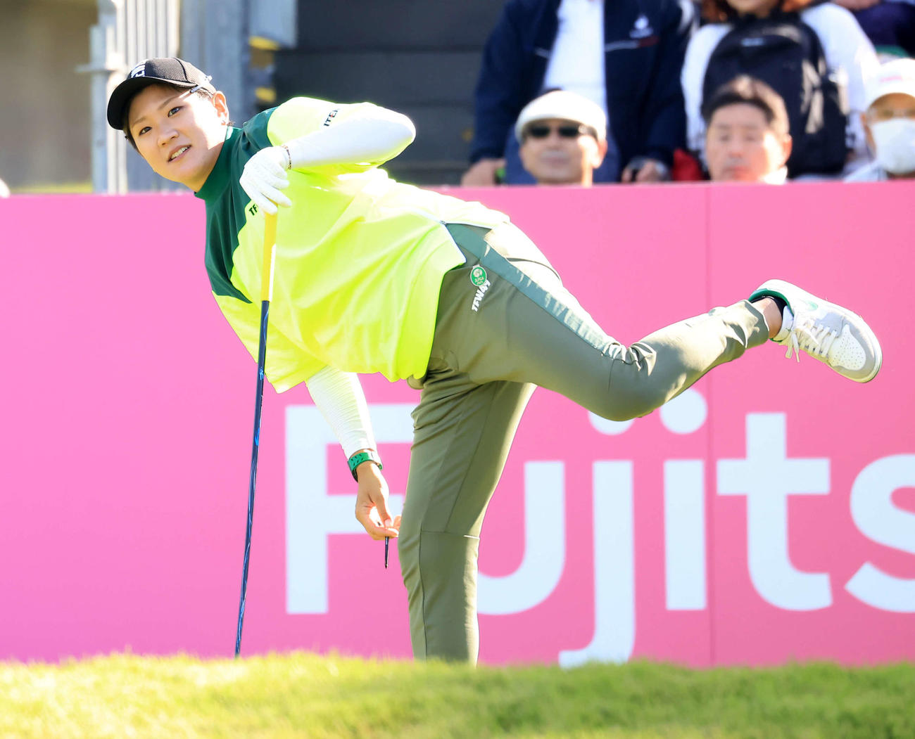 1番、ティーショットを放ち打球を見る成田（撮影・浅見桂子）