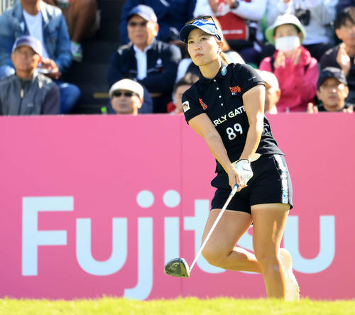 1番、ティーショットを放つ上田（撮影・浅見桂子）