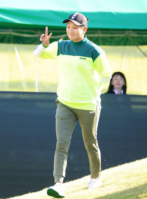 1番、ティーショットを放ちVサインする成田（撮影・浅見桂子）
