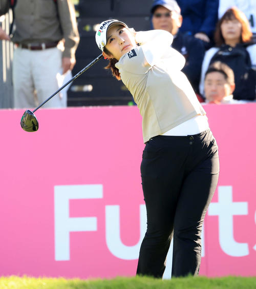 1番、ティーショットを放つペ・ソンウ（撮影・浅見桂子）