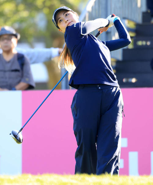 1番、ティーショットを放つ新垣（撮影・浅見桂子）