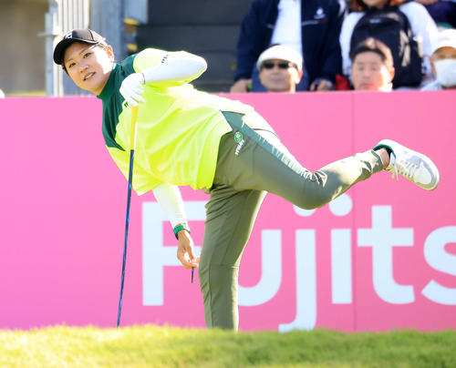 1番、ティーショットを放ち打球を見る成田（撮影・浅見桂子）