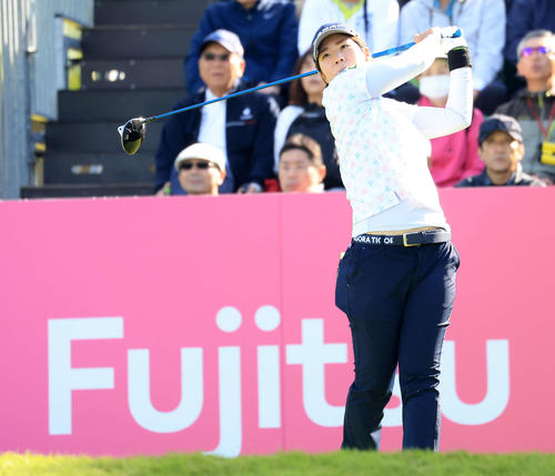1番、ティーショットを放つ穴井（撮影・浅見桂子）