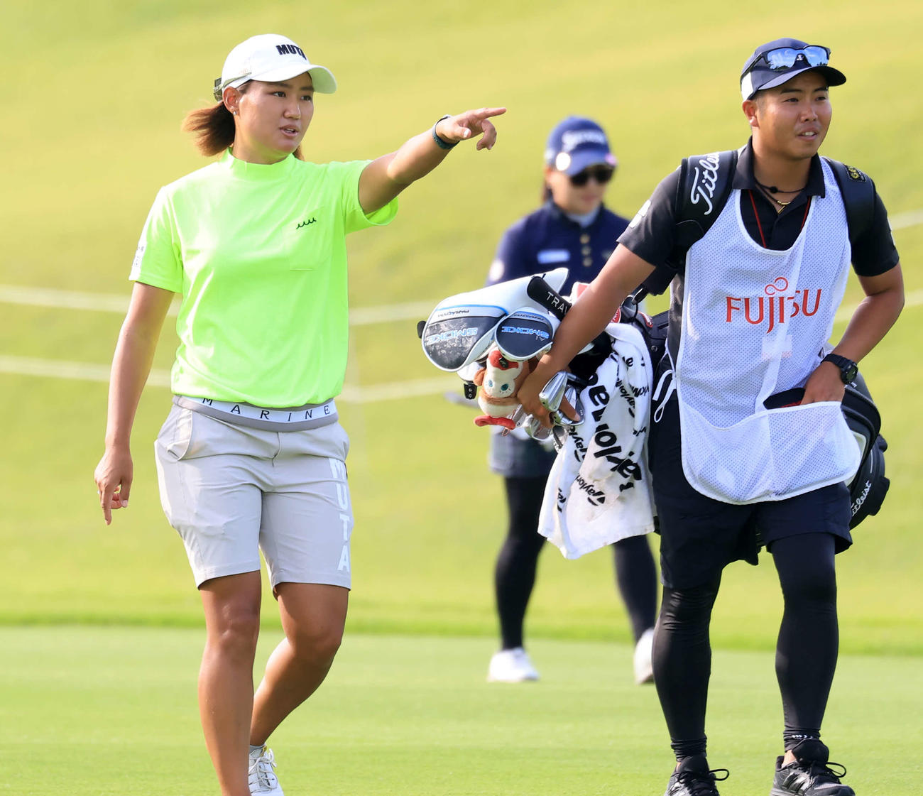 9番、キャディーと話しながらグリーンに向かう野沢（撮影・浅見桂子）