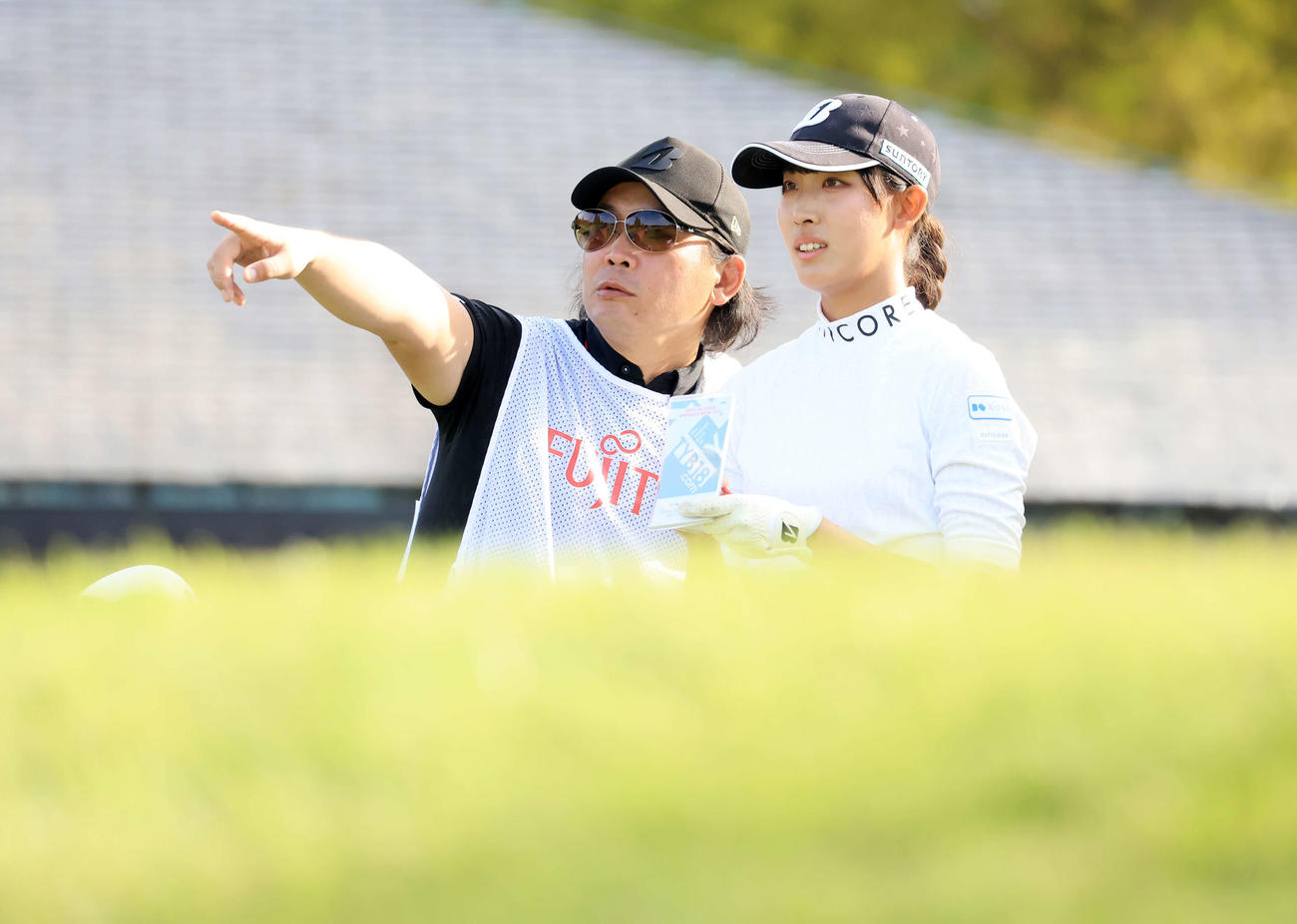 18番、キャディーを務める父哲也さんとラインを見る馬場（撮影・浅見桂子）
