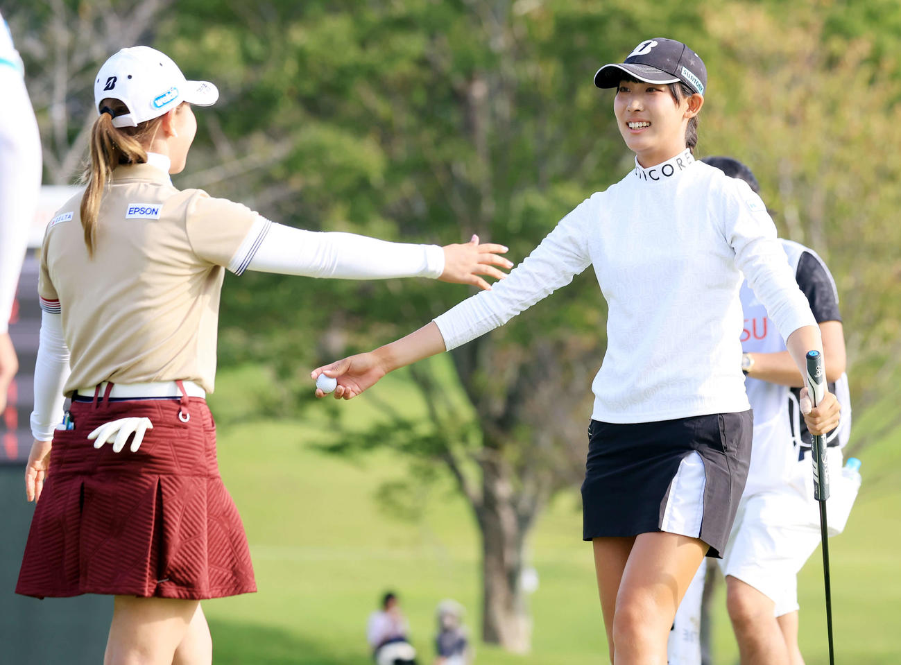 18番、5アンダーで終えた馬場（右）は吉田と抱擁する（撮影・浅見桂子）