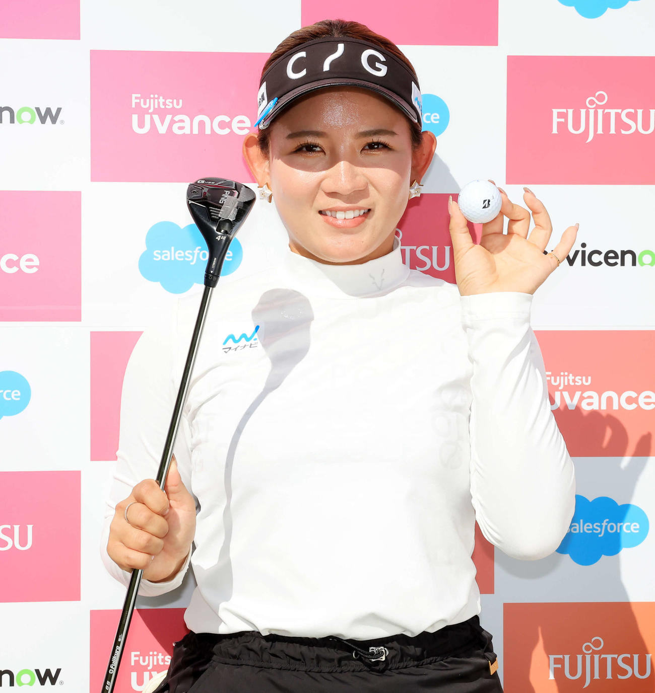 13番でホールインワンを決めた吉本はボールを手に笑顔（撮影・浅見桂子）