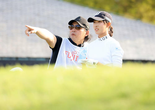18番、キャディーを務める父哲也さんとラインを見る馬場（撮影・浅見桂子）
