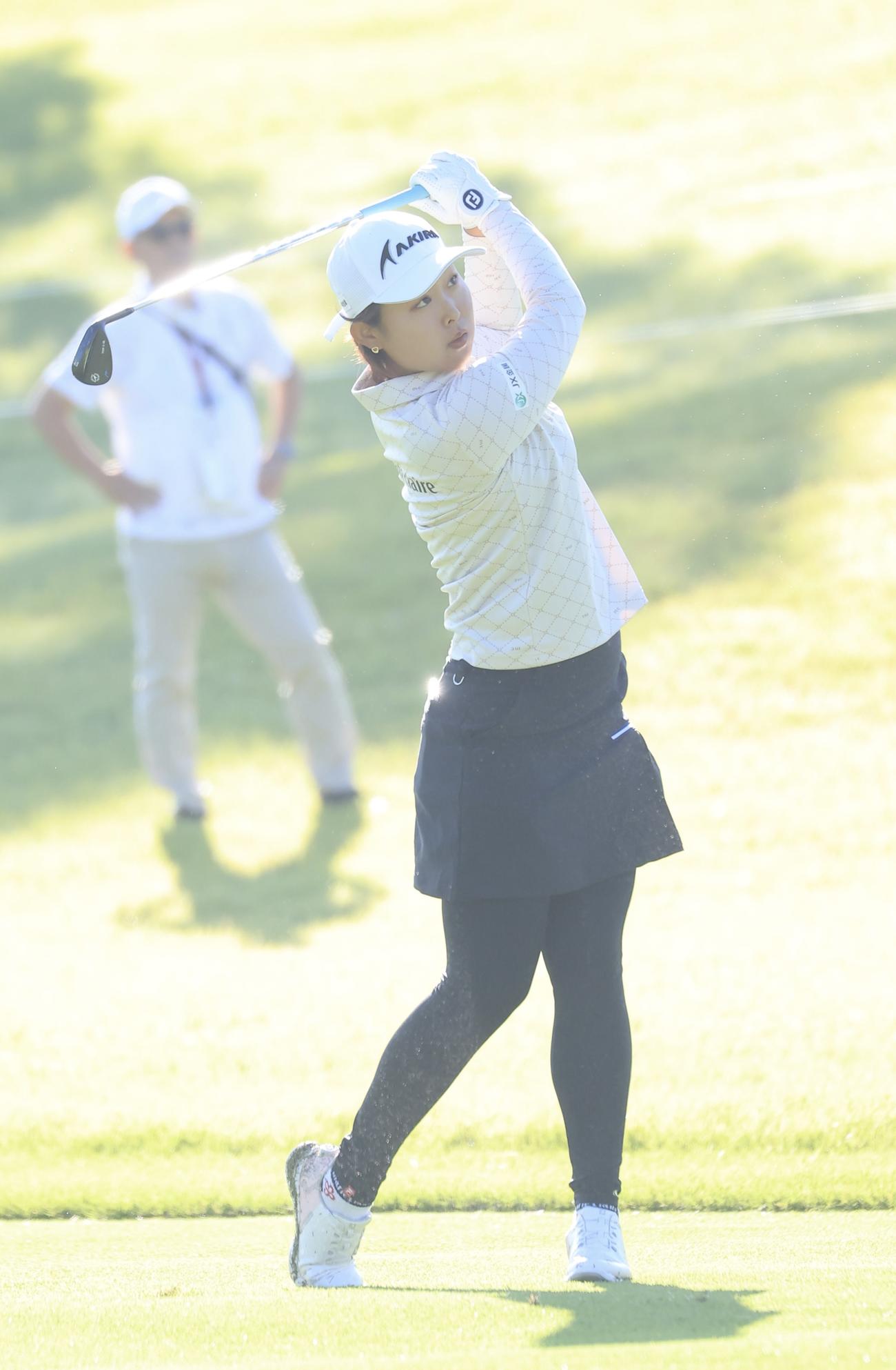 富士通レディース　第2日　1番、第2打を放つ小滝(撮影・浅見桂子)