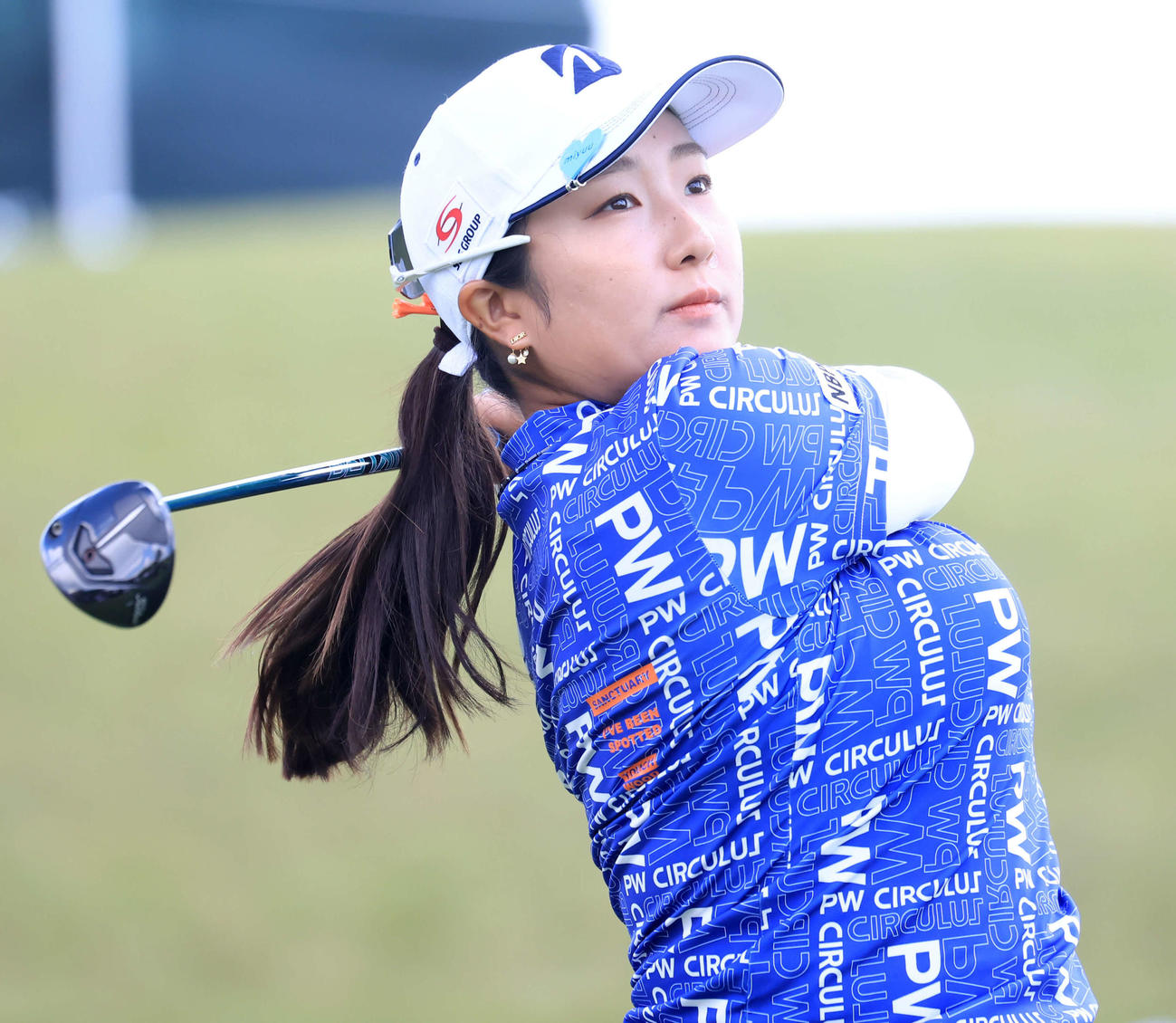 8番、ティーショットを放つ阿部（撮影・浅見桂子）
