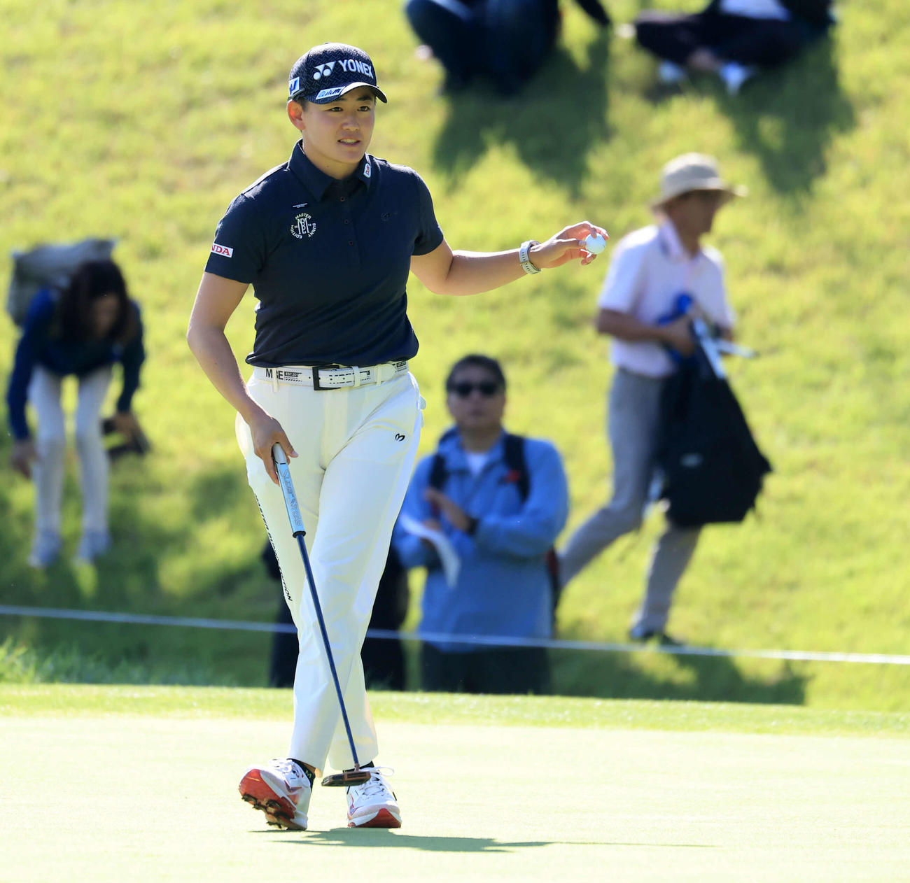 1番、バーディーを決めた岩井明（撮影・浅見桂子）