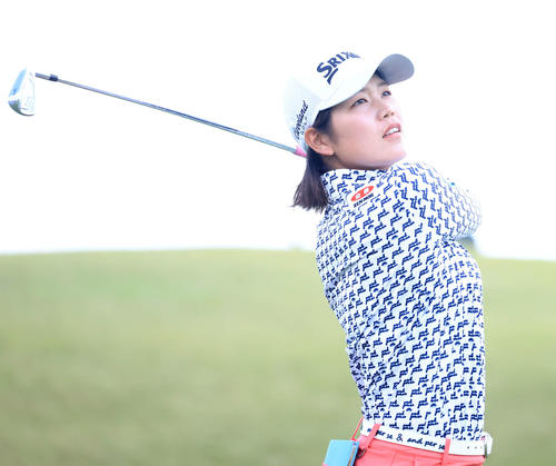 8番、ティーショットを放つ桜井（撮影・浅見桂子）