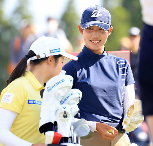 8番、ティーを待ちながらウー・チャイェンにお菓子を配る馬場（撮影・浅見桂子）