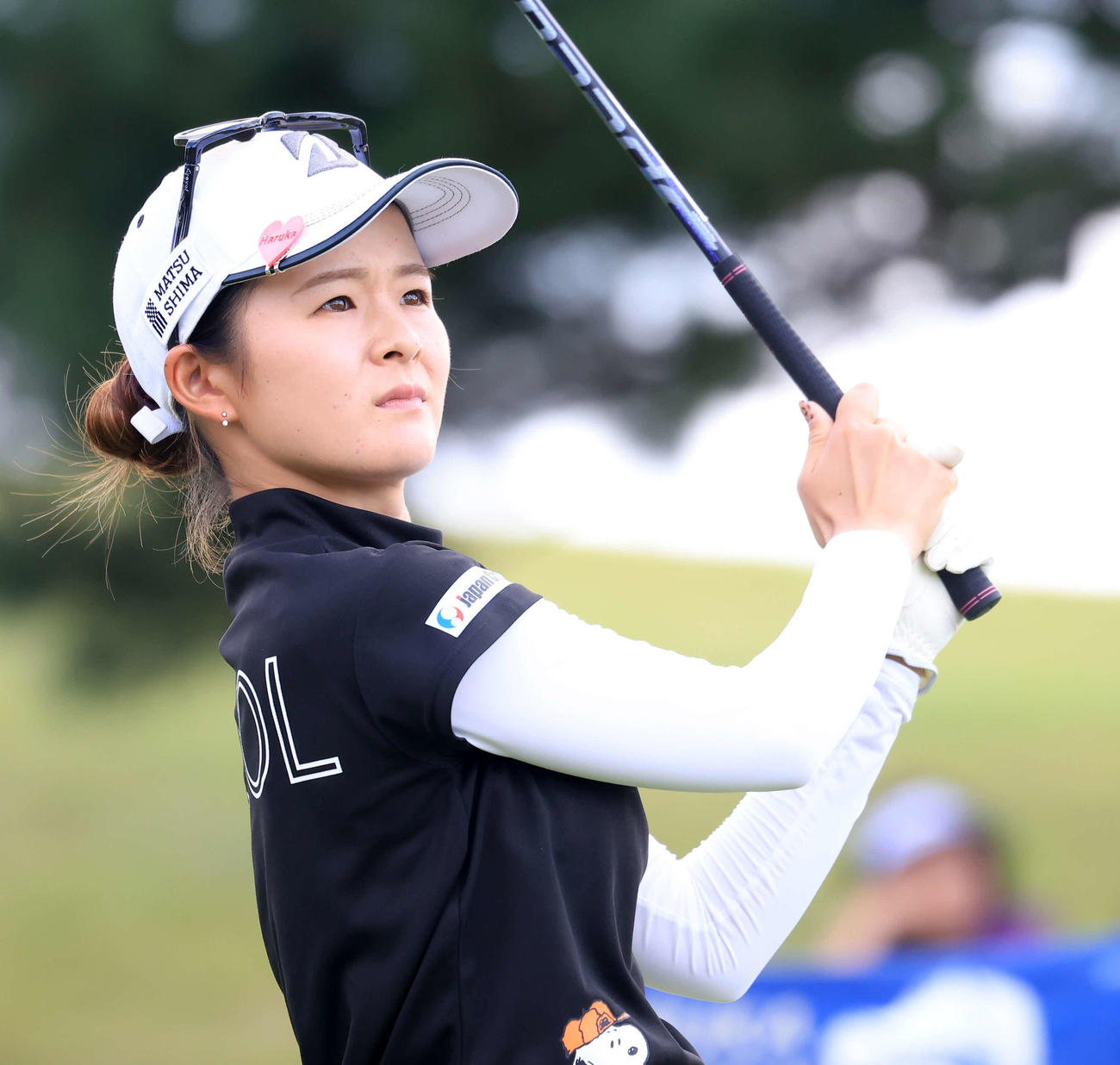 8番、ティーショットを放つ川崎（撮影・浅見桂子）
