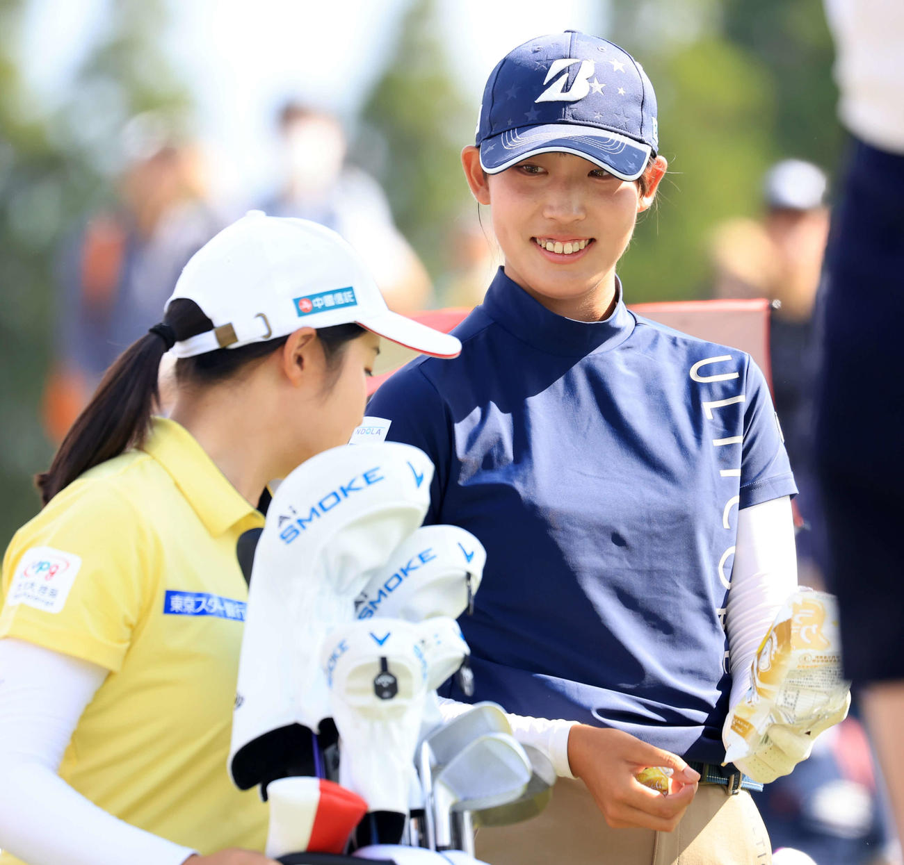 8番、ティーを待ちながらウー・チャイェンにお菓子を配る馬場（撮影・浅見桂子）