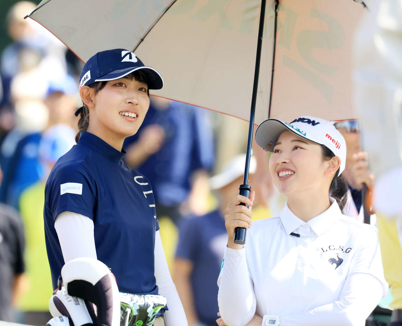 8番、ティーを待ちながら談笑する馬場（左）と小祝（撮影・浅見桂子）