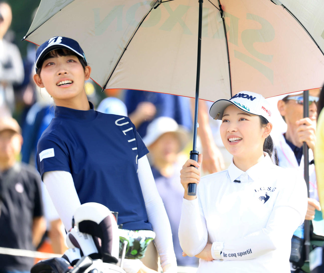 8番、ティーを待ちながら談笑する馬場（左）と小祝（撮影・浅見桂子）