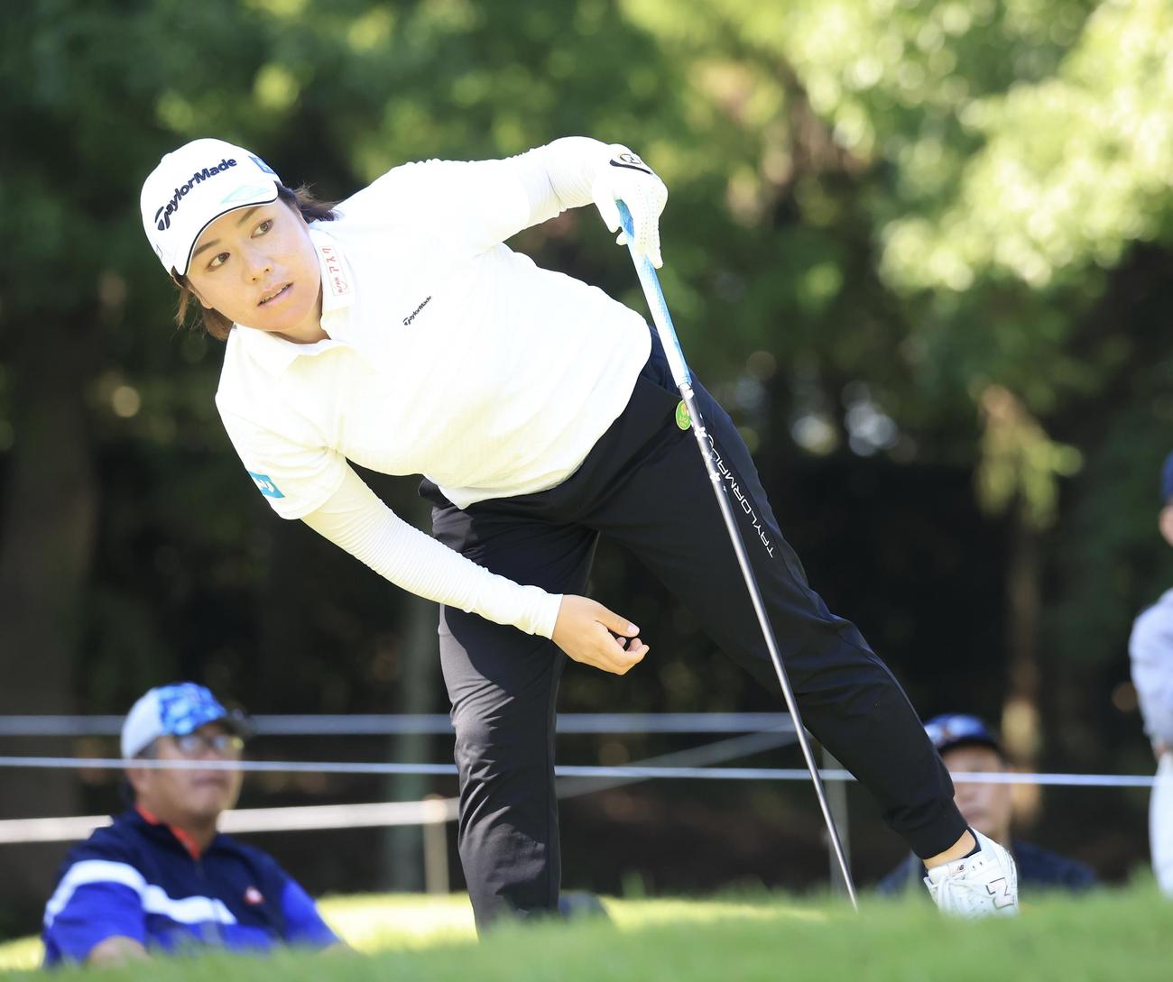 2番、ティーショットを放ち打球を見る岡山(撮影・浅見桂子)