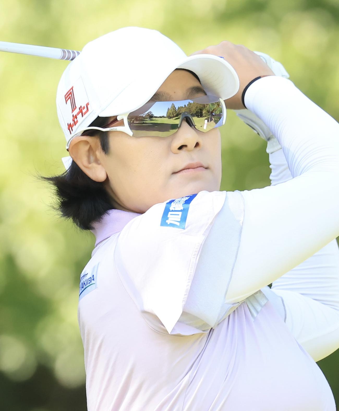 2番、ティーショットを放つ川岸(撮影・浅見桂子)