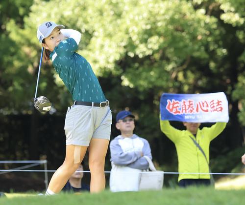 2番、ティーショットを放つ佐藤(撮影・浅見桂子)