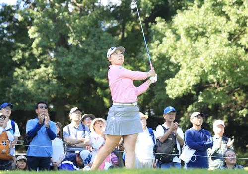 2番、ティーショットを放つ竹田(撮影・浅見桂子)