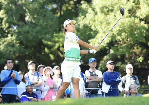 2番、ティーショットを放つ野沢(撮影・浅見桂子)