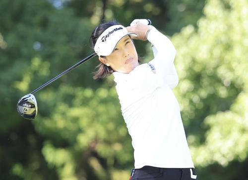 2番、ティーショットを放つ全美貞(撮影・浅見桂子)