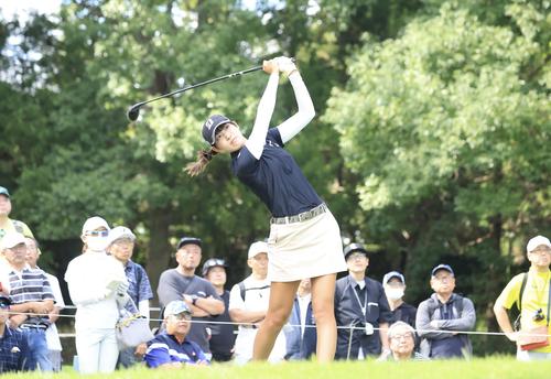 2番、ティーショットを放つ馬場(撮影・浅見桂子)