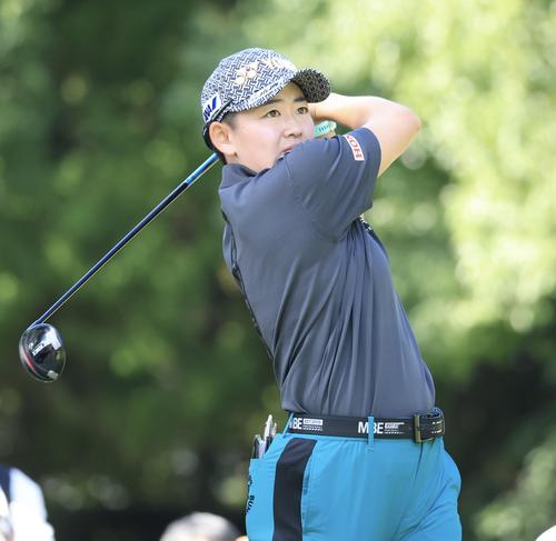 2番、ティーショットを放つ岩井明(撮影・浅見桂子)
