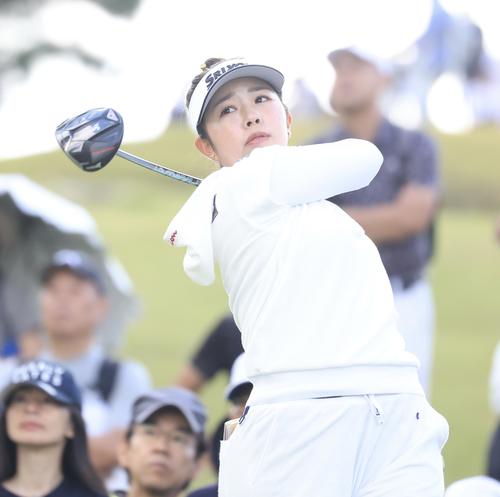 6番、ティーショットを放つ山下(撮影・浅見桂子)