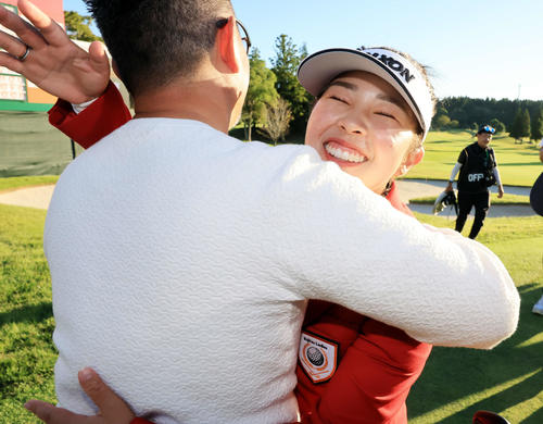 今季初優勝を決めた山下は父勝臣さんと歓喜の抱擁（撮影・浅見桂子）