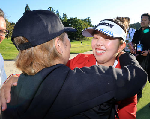 今季初優勝を決めた山下は母の有貴さんと歓喜の抱擁（撮影・浅見桂子）