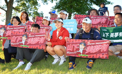 今季初優勝を決めた山下（中央）は優勝トロフィーを手にガンと記念撮影（撮影・浅見桂子）