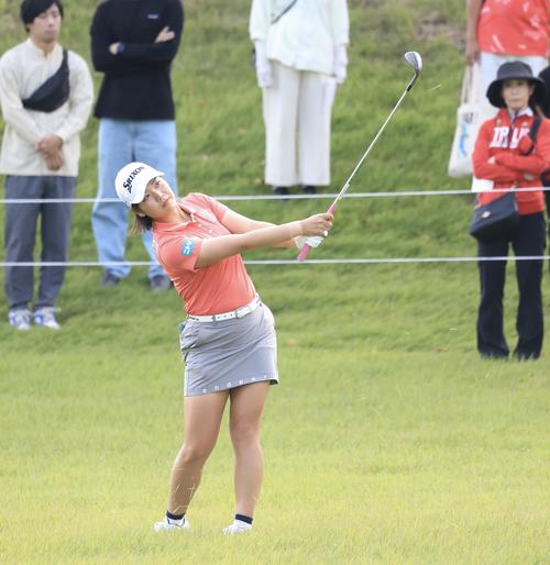 1番、第3打を放つ桜井(撮影・浅見桂子)
