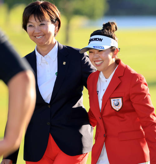 今季初優勝を決め、小林会長（左）から祝福され笑顔の山下（撮影・浅見桂子）