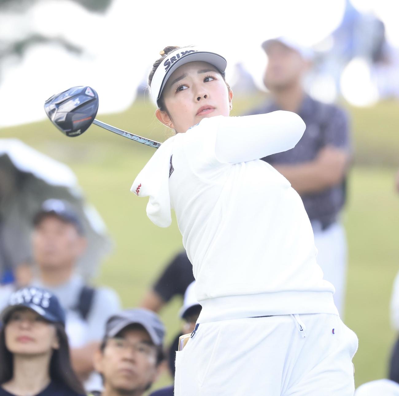 6番、ティーショットを放つ山下(撮影・浅見桂子)