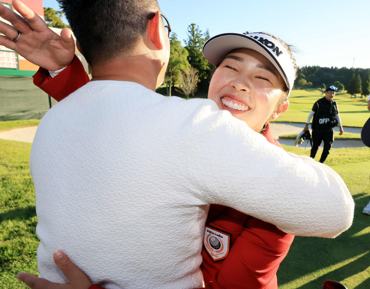 今季初優勝を決めた山下は父の勝臣さんと歓喜の抱擁（撮影・浅見桂子）
