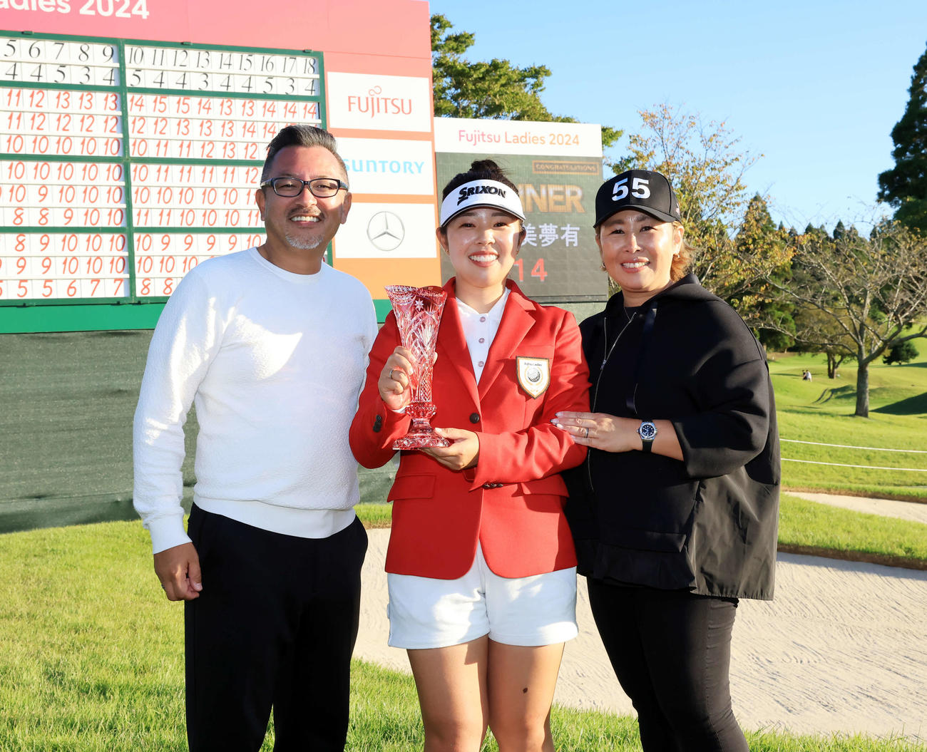今季初優勝を決めた山下（中央）は優勝トロフィーを手に、父の勝臣さん（左）、母の有貴と笑顔で記念撮影（撮影・浅見桂子）