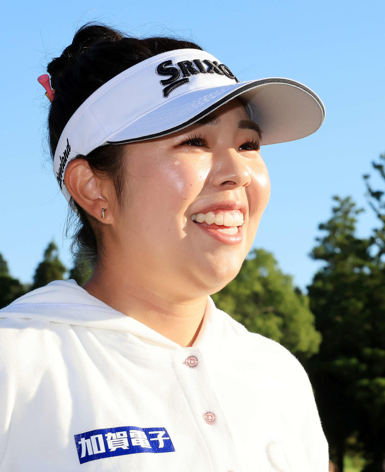 今季初優勝を決めた山下はインタビューを受けながら涙を流す（撮影・浅見桂子）