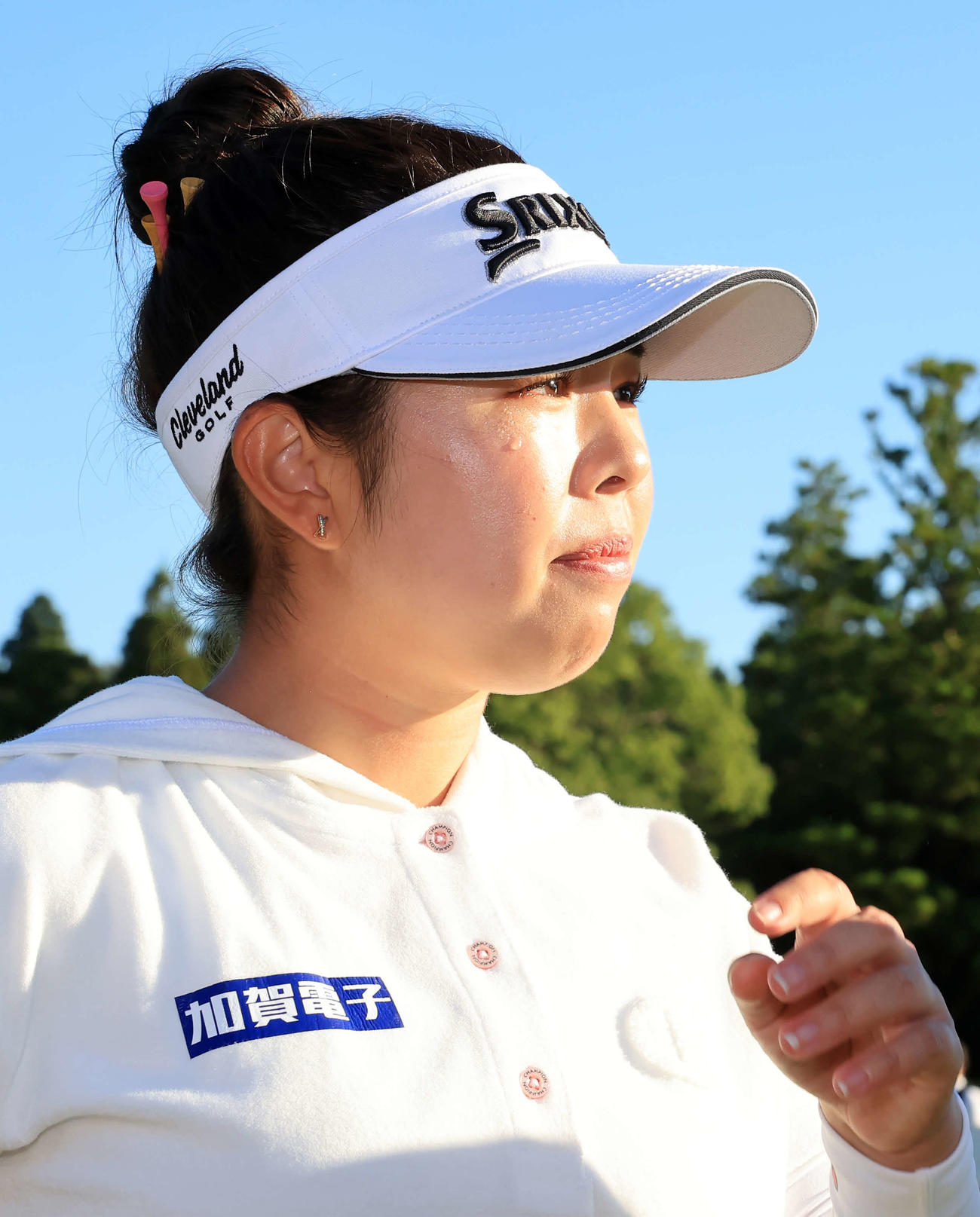今季初優勝を決めた山下はインタビューを受けながら涙を流す（撮影・浅見桂子）