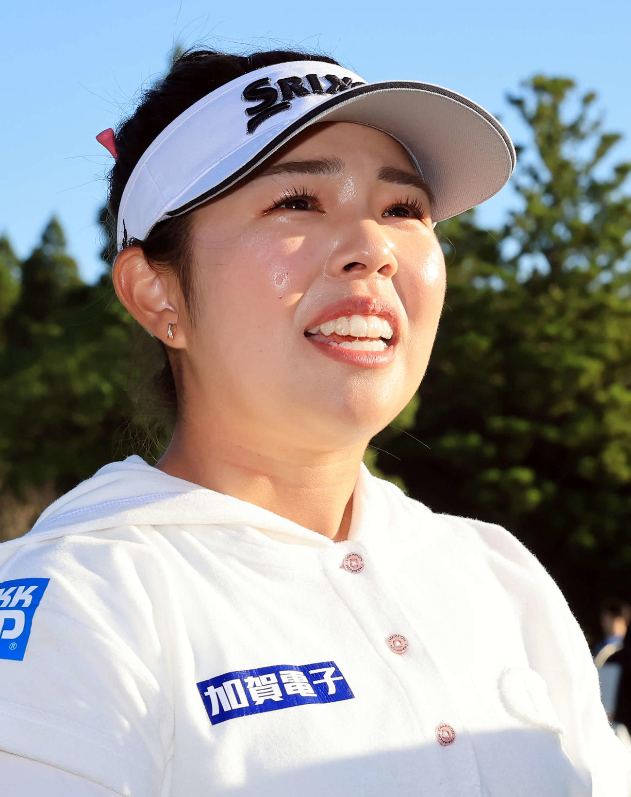 今季初優勝を決めた山下はインタビューを受けながら涙を流す（撮影・浅見桂子）